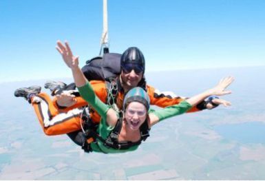 Un hombre y una mujer vuelan por el aire.