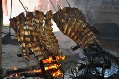 Dos trozos de carne cuelgan sobre el fuego.