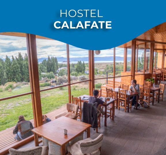 Una foto de un hostal en calafate con mesas y sillas