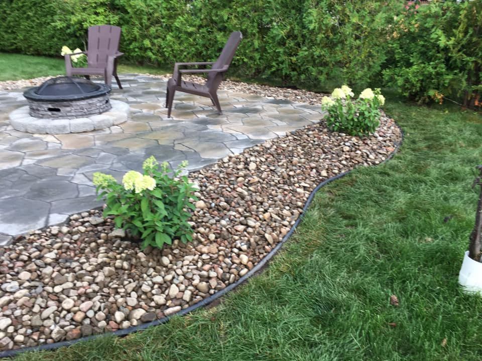 Il y a un foyer au milieu du patio.