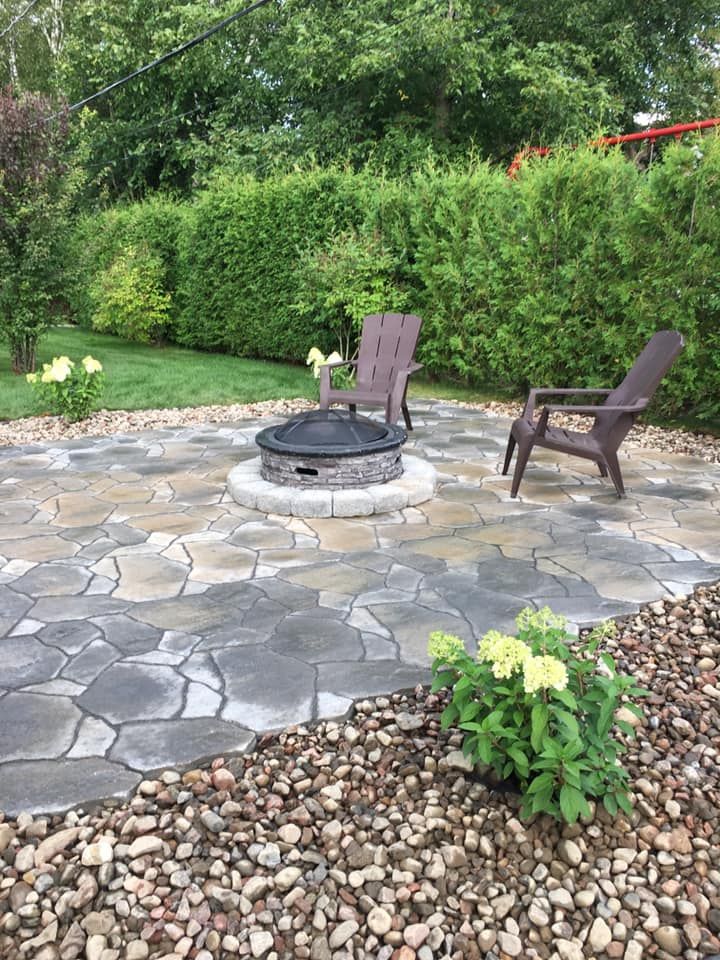 Il y a un foyer au milieu du patio.