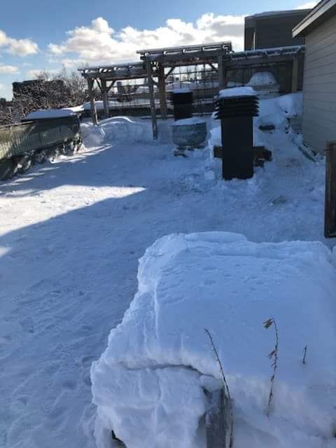 Un tas de neige se trouve devant un bâtiment