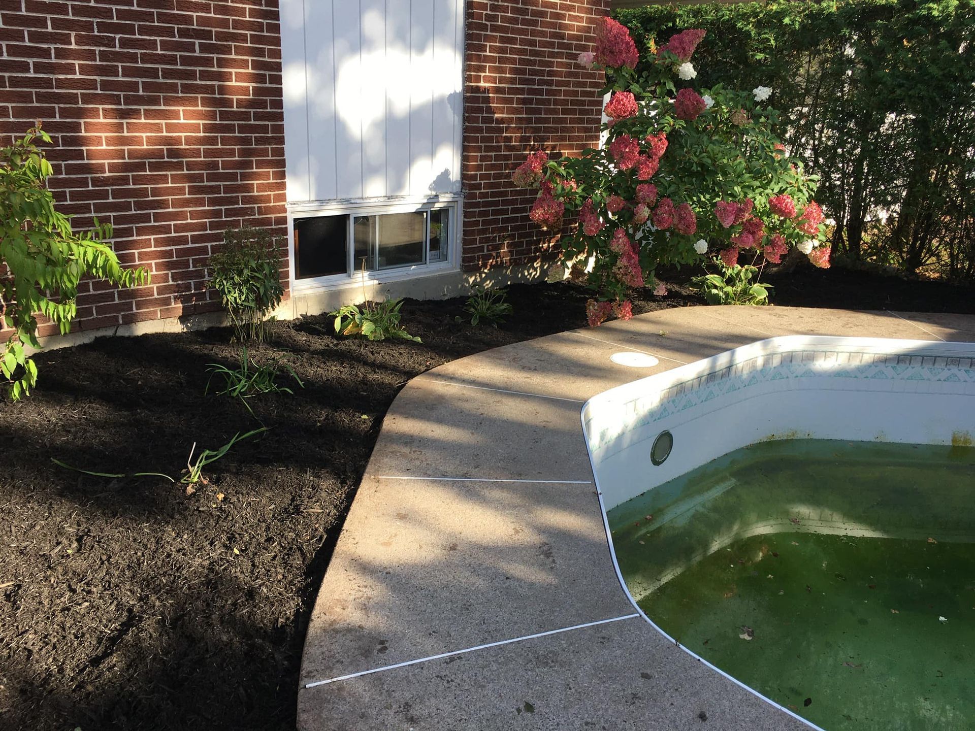 Une maison en brique avec une piscine devant