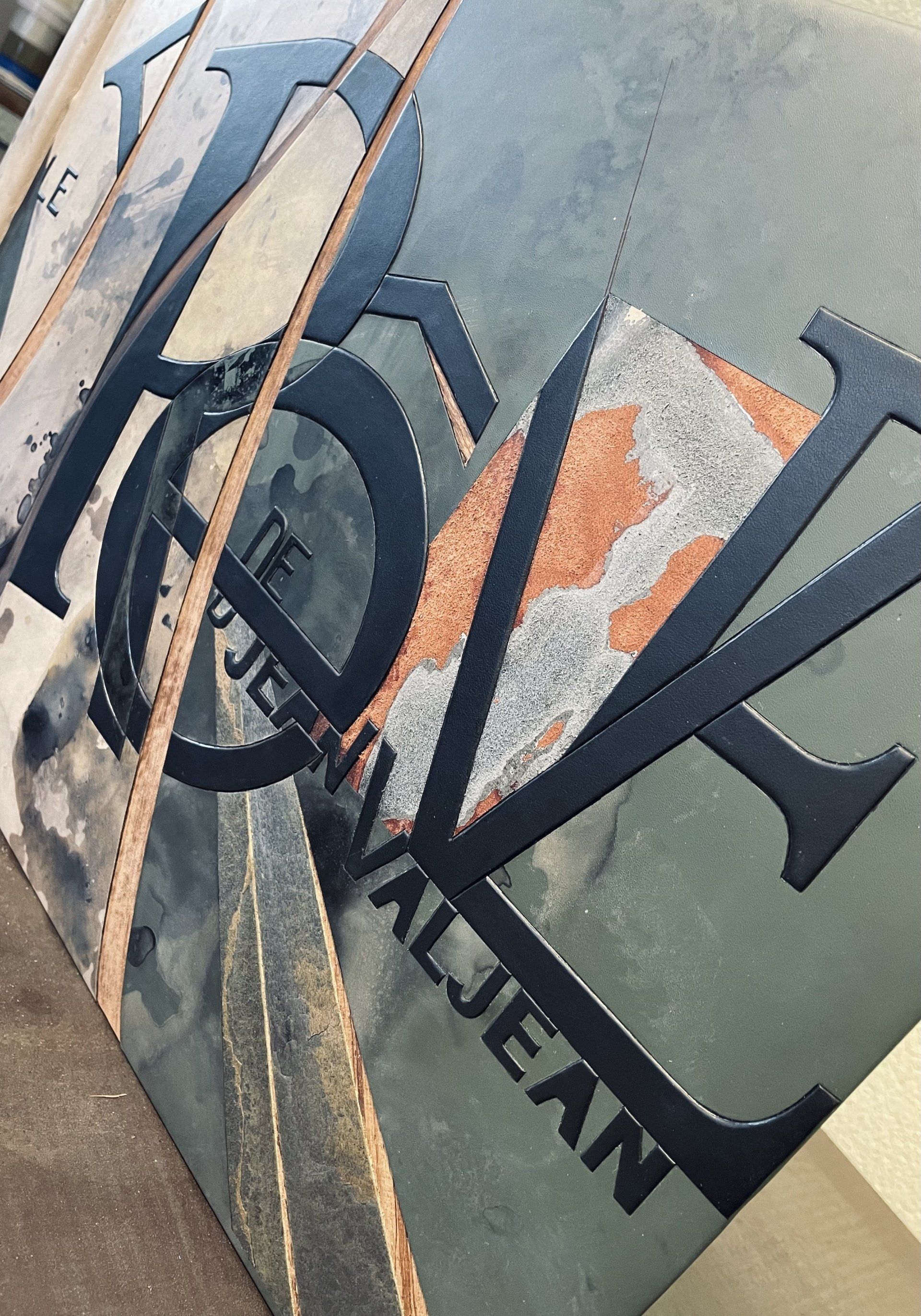 HUGO (Victor) - Le rêve de Jean Valjean Eaux-fortes de Lars Bo et titres gravés de Georges Bouillard. Paris v Les Amis Bibliophiles, 1974. Tirage à 150 exemplaires sur grand velin de Rives, celui-ci un des 100 nominatifs réservés aux Amis Bibliophiles (n° 9). Texte composé en Firmin Didot et tiré sur les presses de Fequet et Baudier. Les titres ont été gravés par Georges Bouillard. 475 x 370 mm.