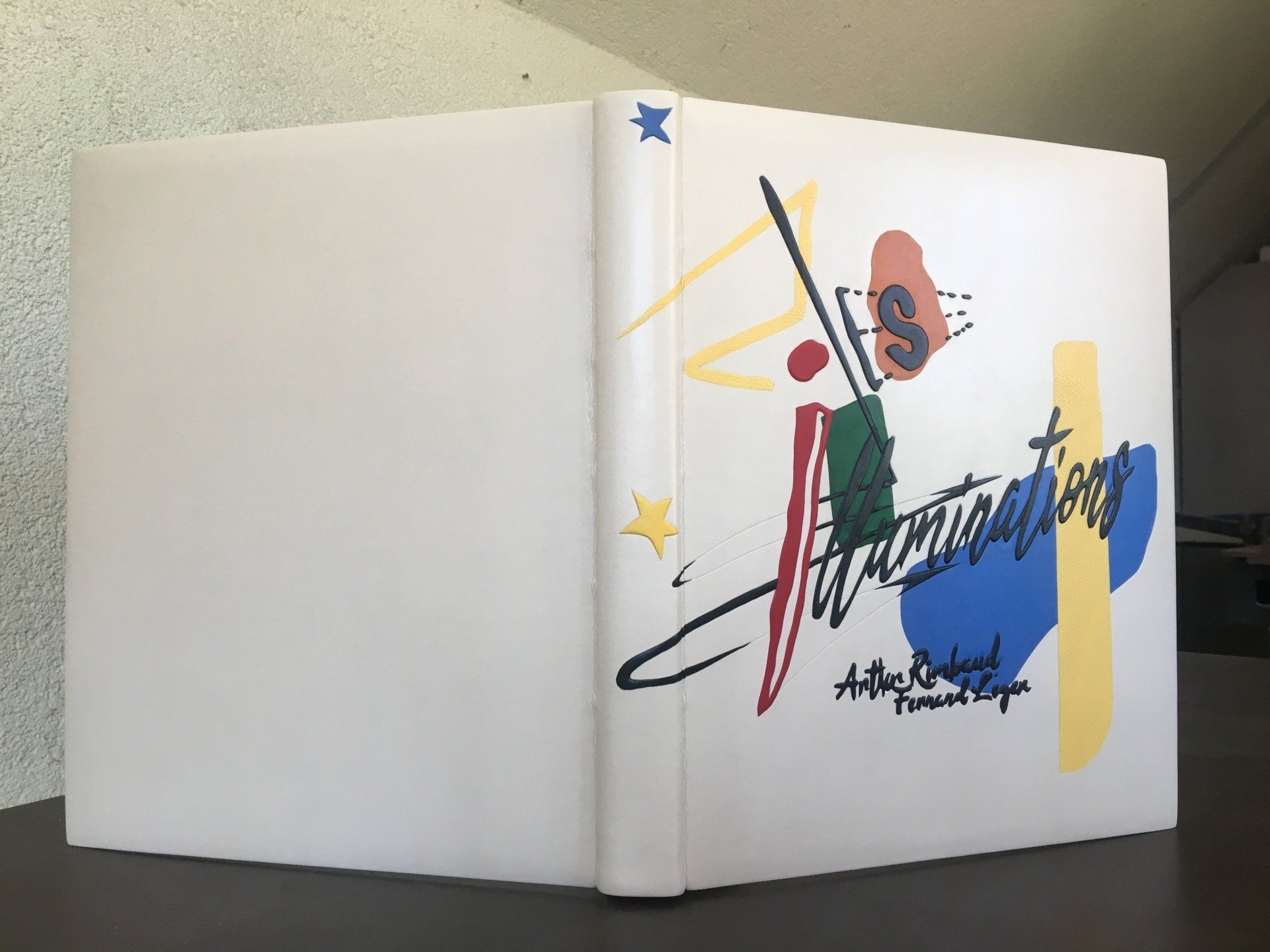 HUGO (Victor) - Le rêve de Jean Valjean Eaux-fortes de Lars Bo et titres gravés de Georges Bouillard. Paris v Les Amis Bibliophiles, 1974. Tirage à 150 exemplaires sur grand velin de Rives, celui-ci un des 100 nominatifs réservés aux Amis Bibliophiles (n° 9). Texte composé en Firmin Didot et tiré sur les presses de Fequet et Baudier. Les titres ont été gravés par Georges Bouillard. 475 x 370 mm.