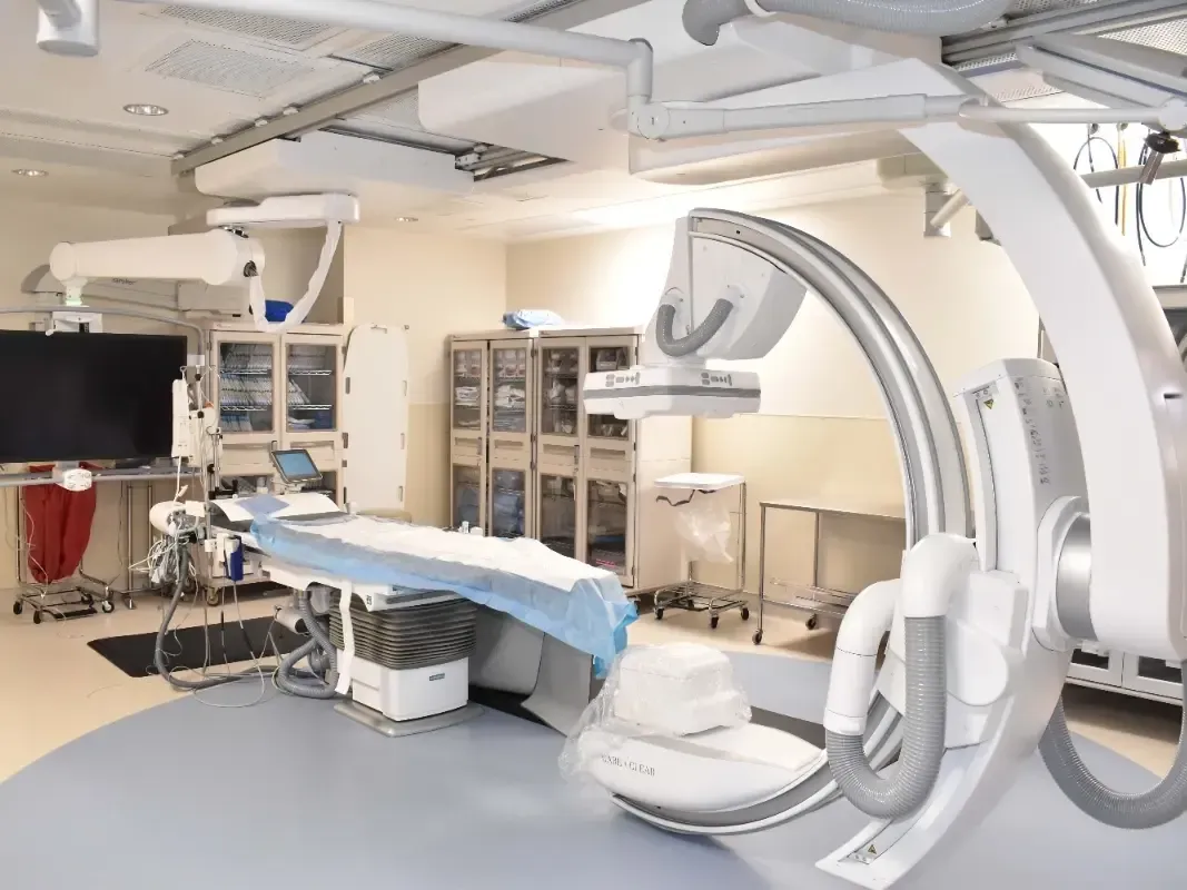An operating room with a bed and a machine in it.