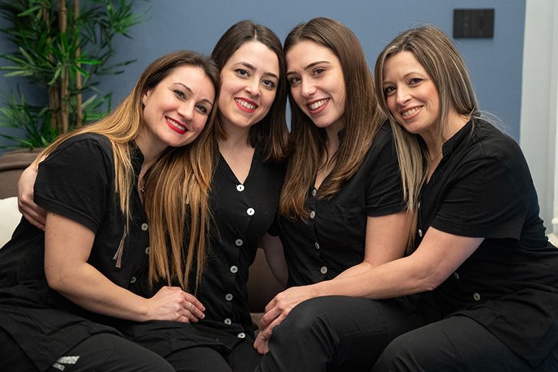 Trattamento viso antiage in una cabina moderna e luminosa.