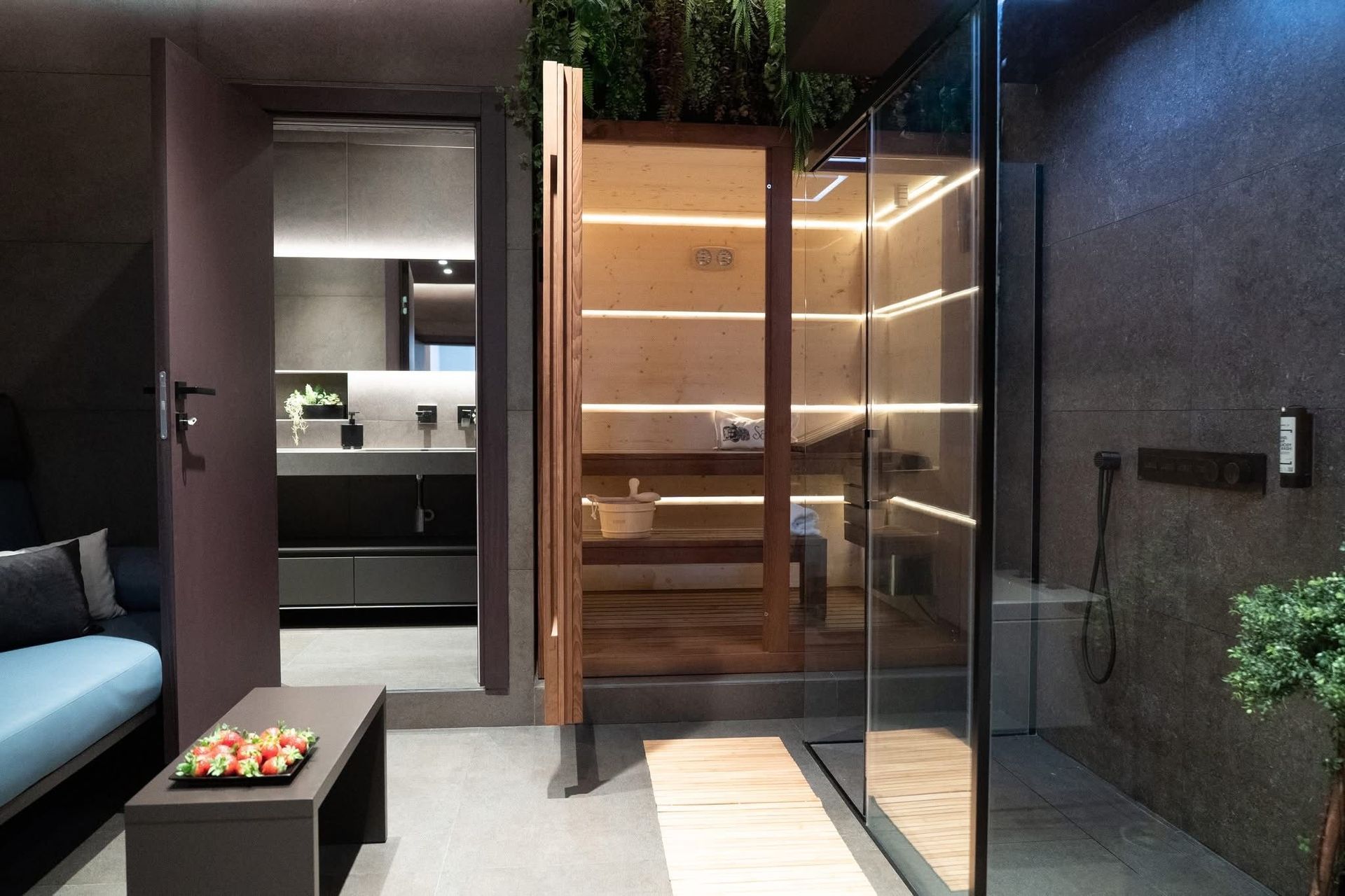 Trattamento viso antiage in una cabina moderna e luminosa.