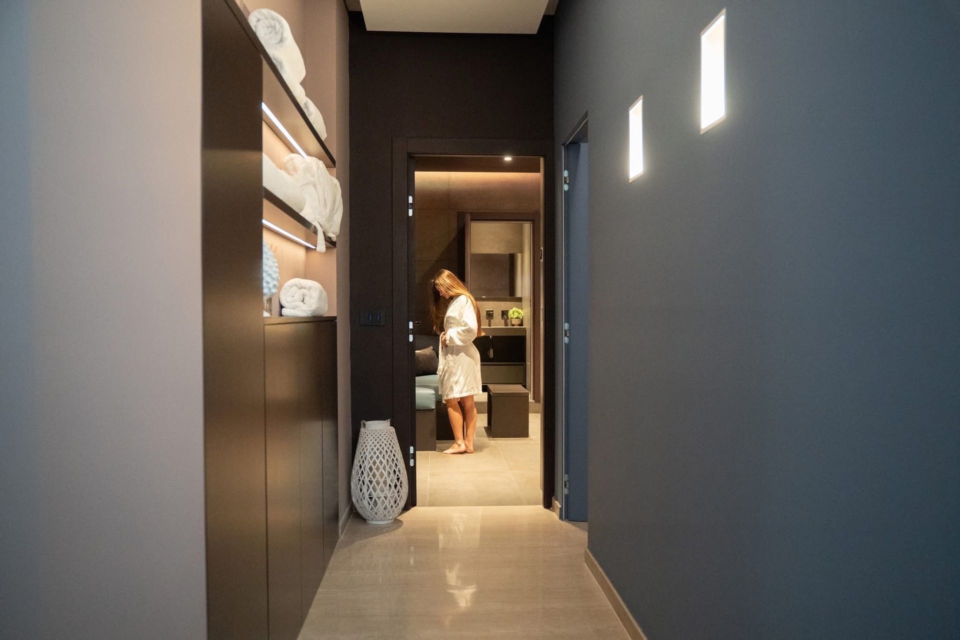 Trattamento viso antiage in una cabina moderna e luminosa.