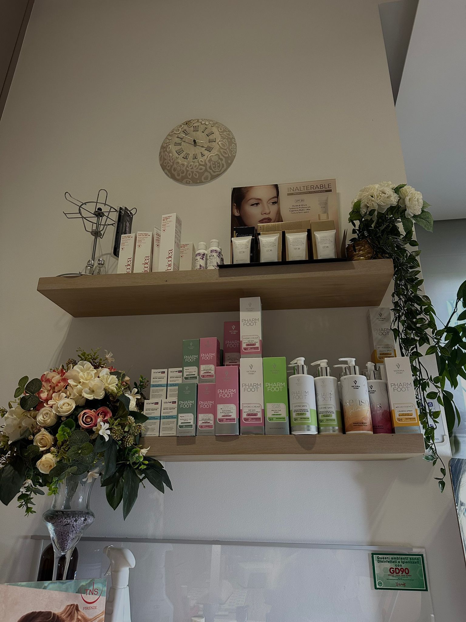 Trattamento viso antiage in una cabina moderna e luminosa.