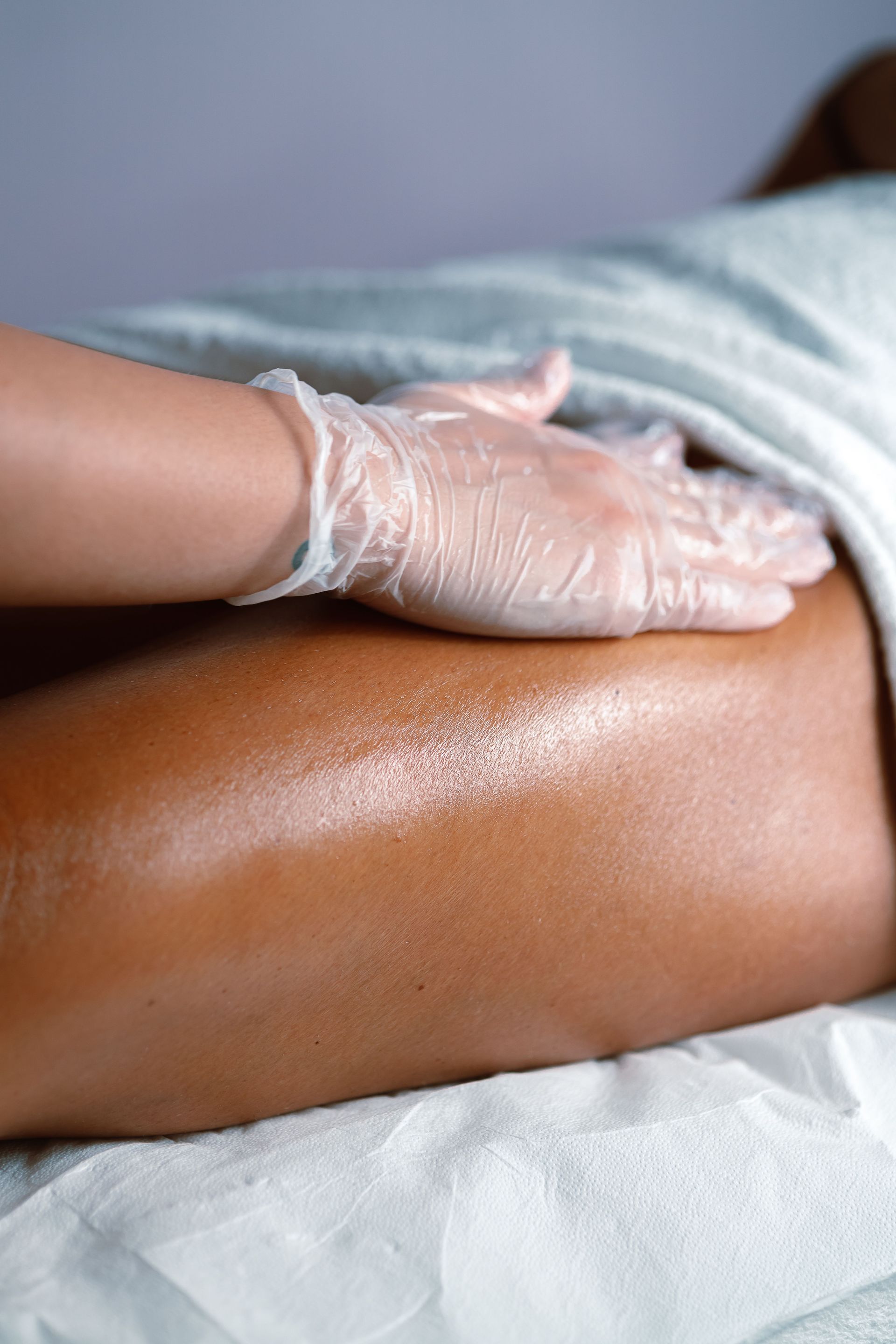 Trattamento viso antiage in una cabina moderna e luminosa.