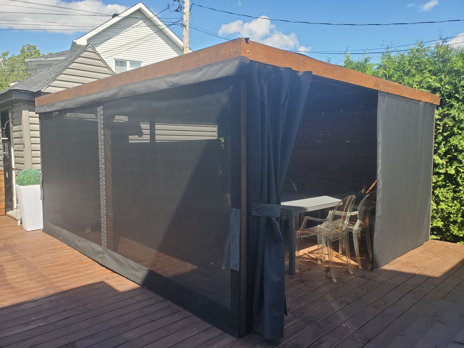 Un gazebo avec une table et des chaises à l'intérieur.