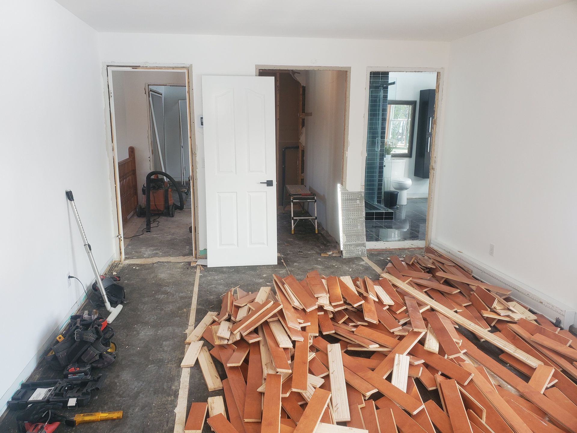 Une pièce en construction avec un tas de bois sur le sol.