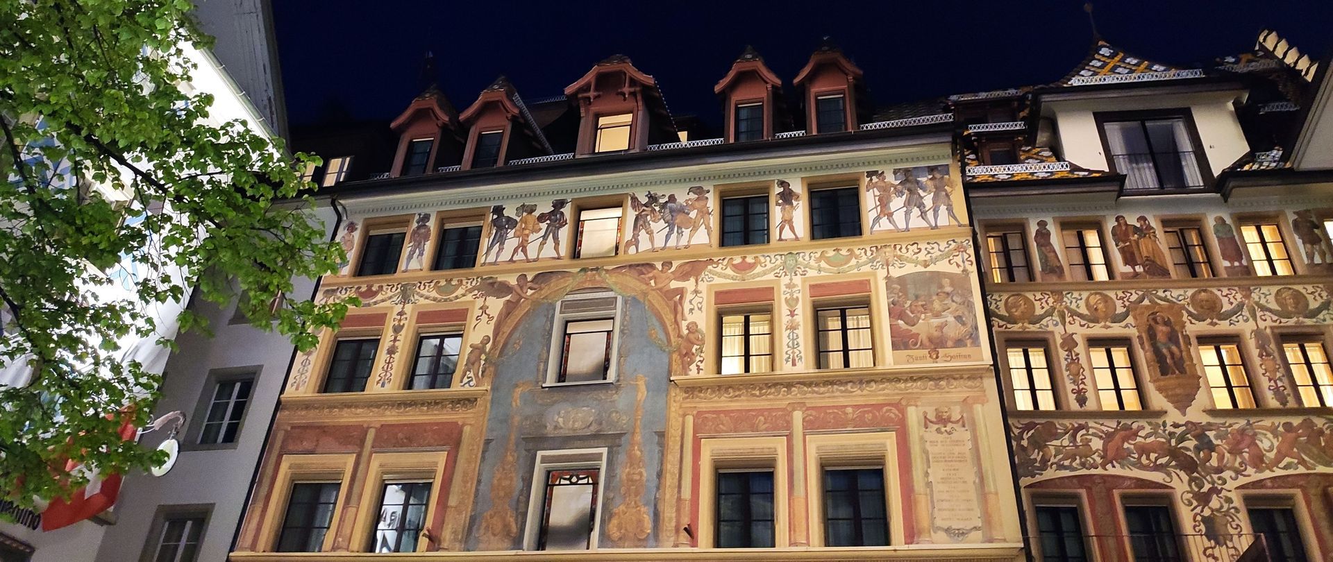 Hotel des Balances at night