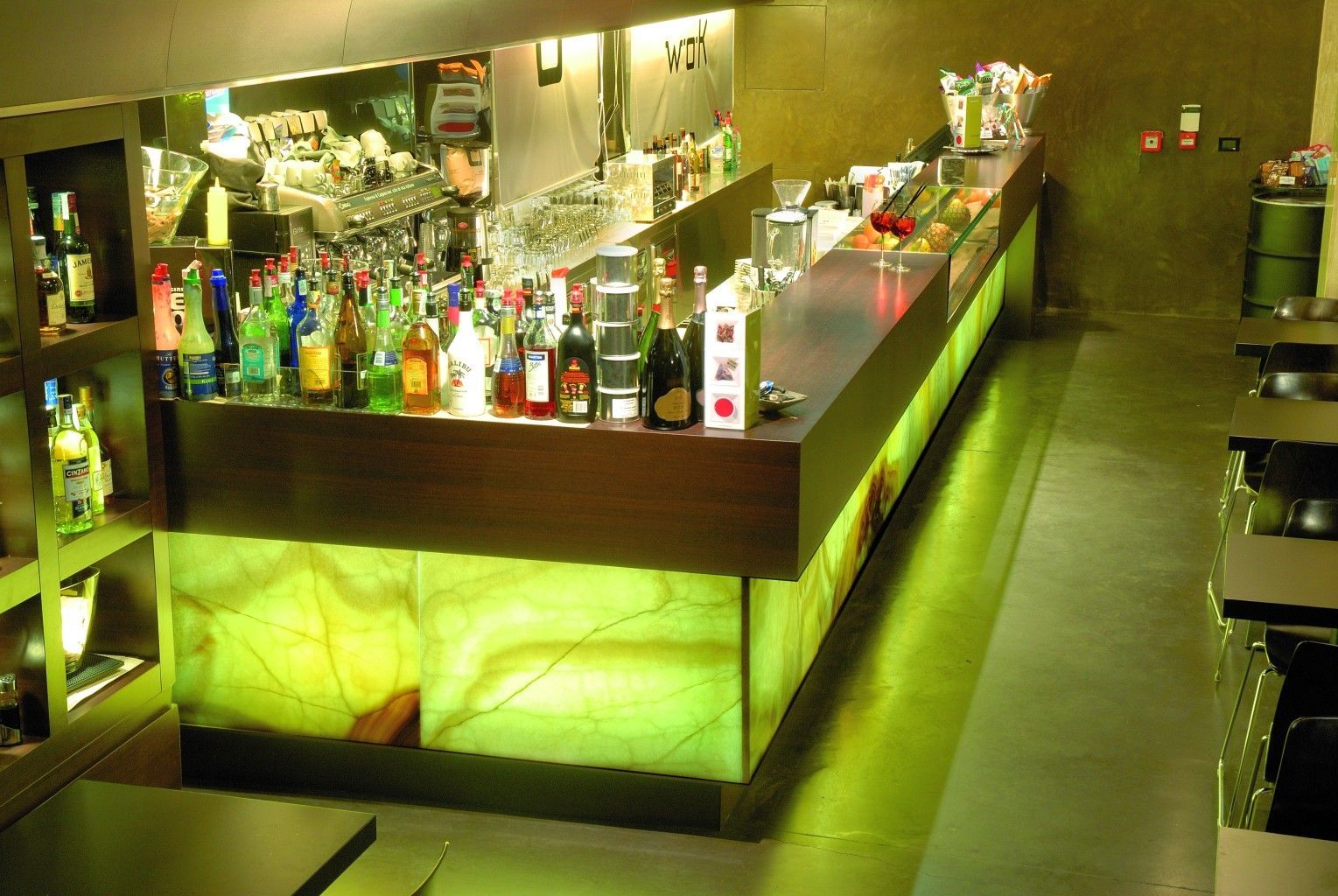 Un bar con un sacco di bottiglie di alcolici sopra