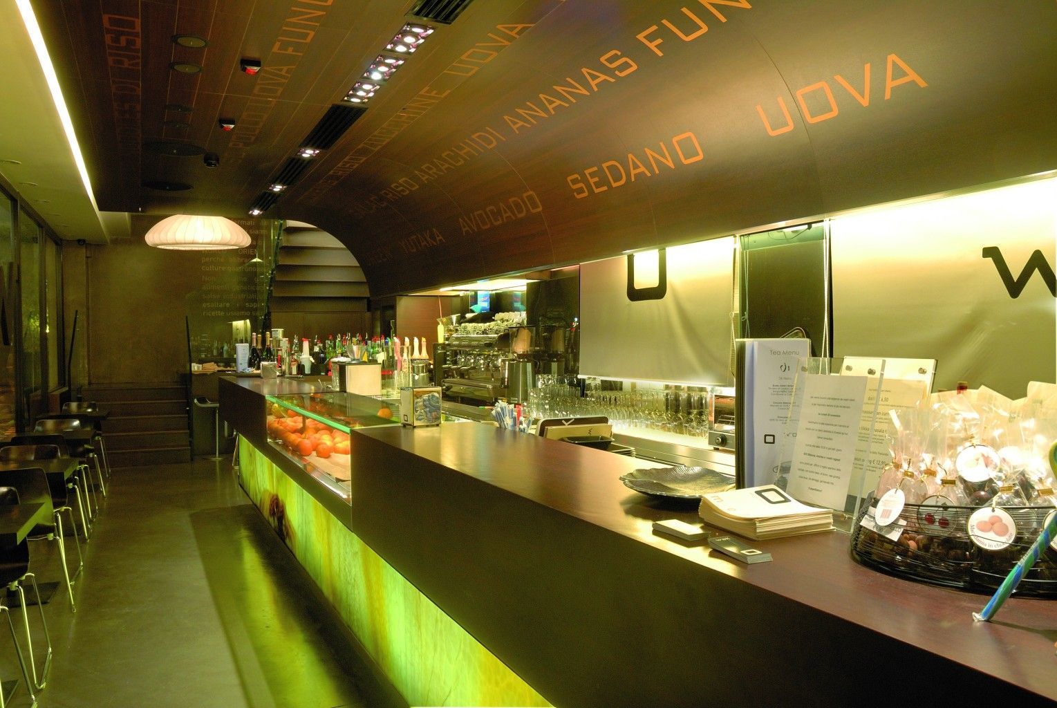 Un ristorante con un cartello che dice goya