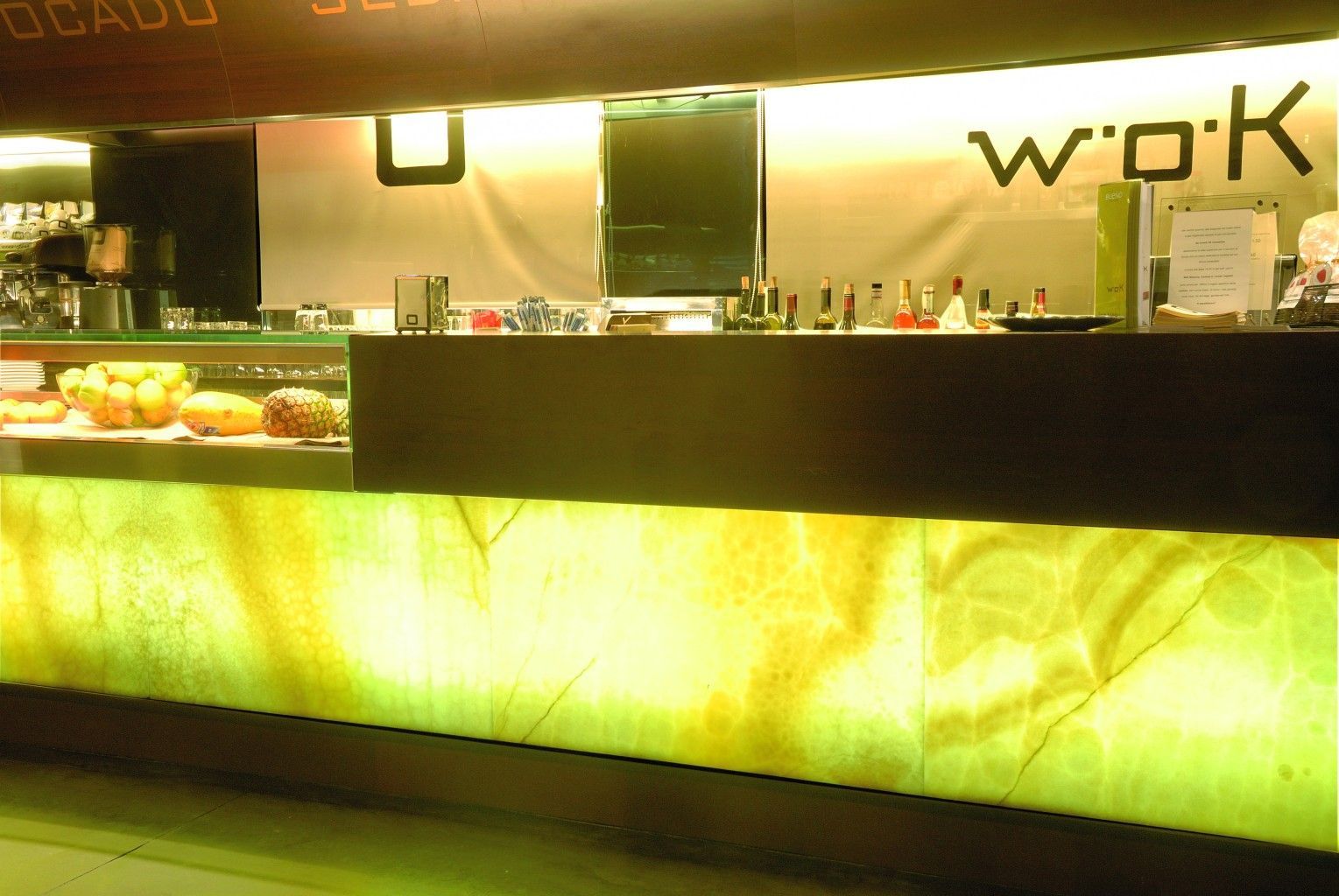 Un ristorante con un cartello che dice wok