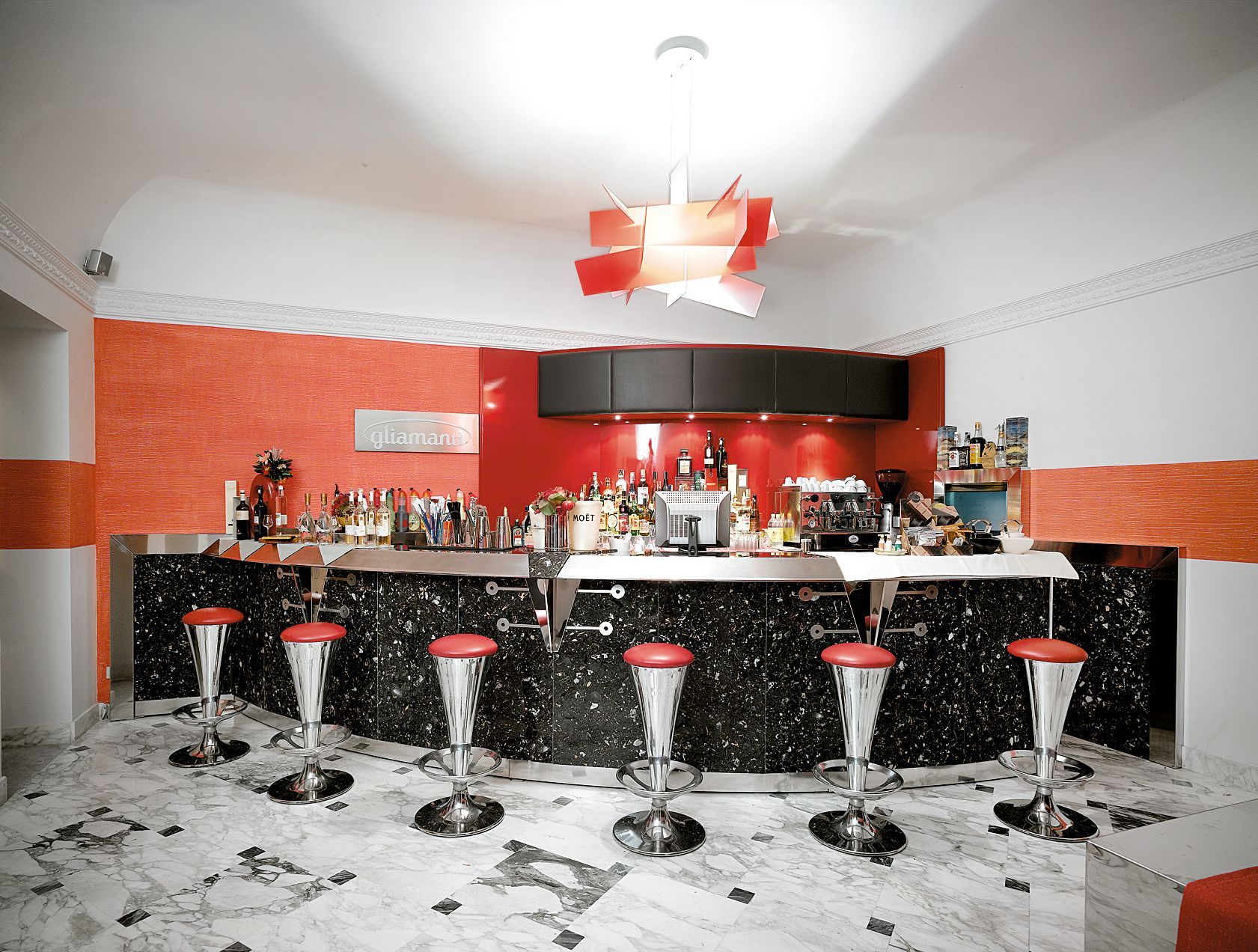 Un bar con sgabelli e bottiglie di alcolici sopra