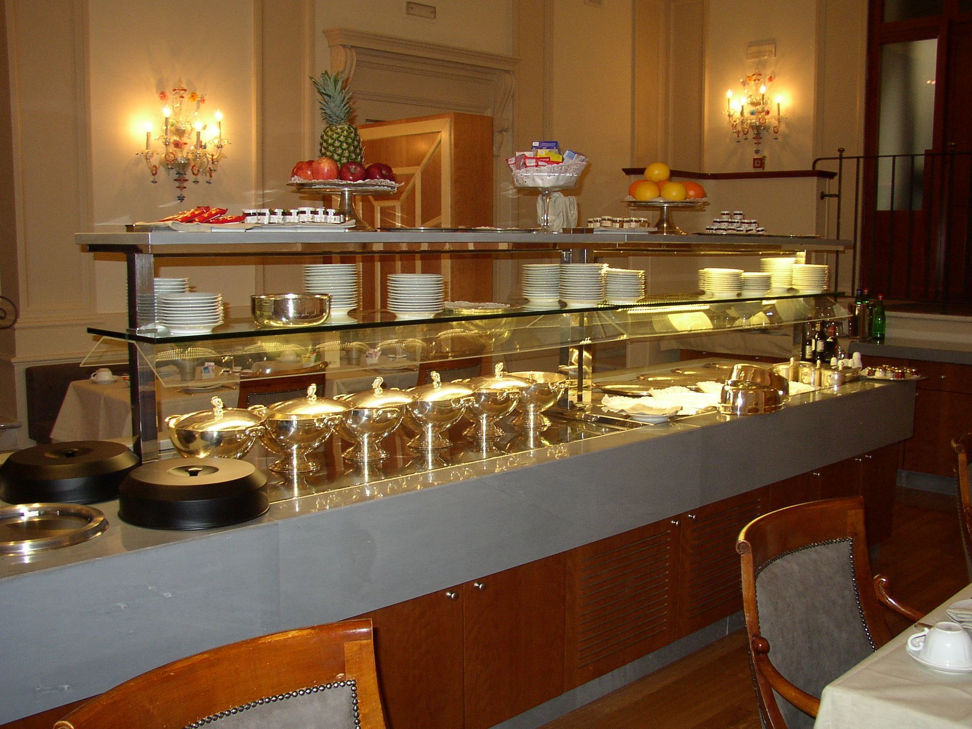 Una fila di buffet in un ristorante con un ananas sopra