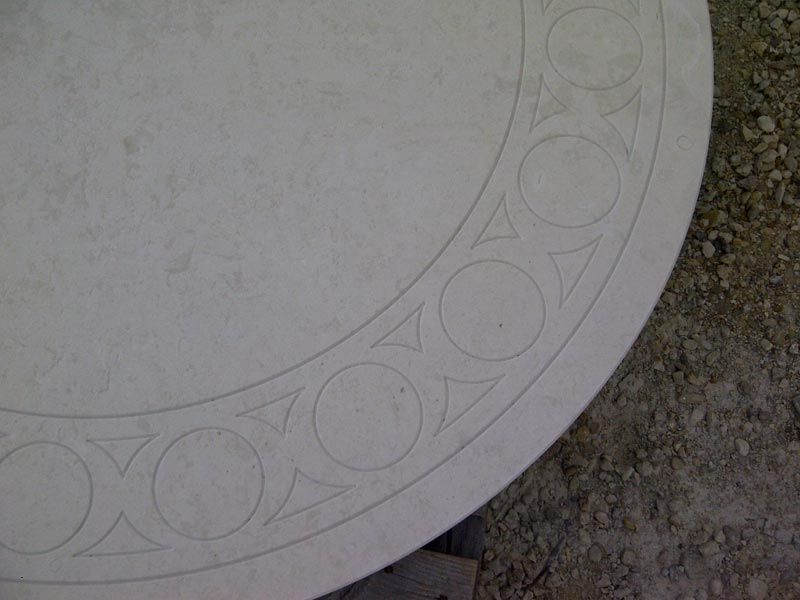 Un piatto bianco con un disegno è appoggiato a terra.