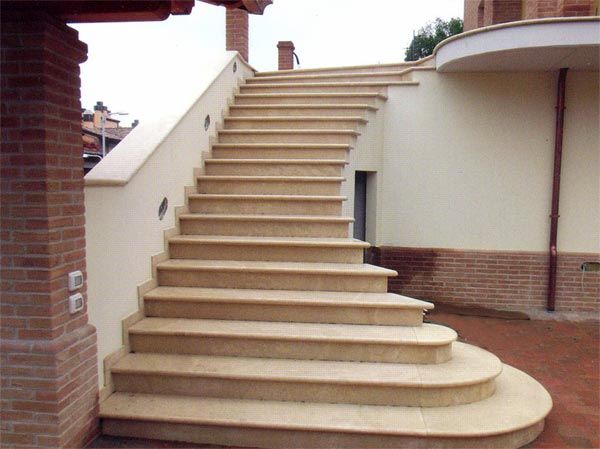 Una serie di scale che portano a un edificio