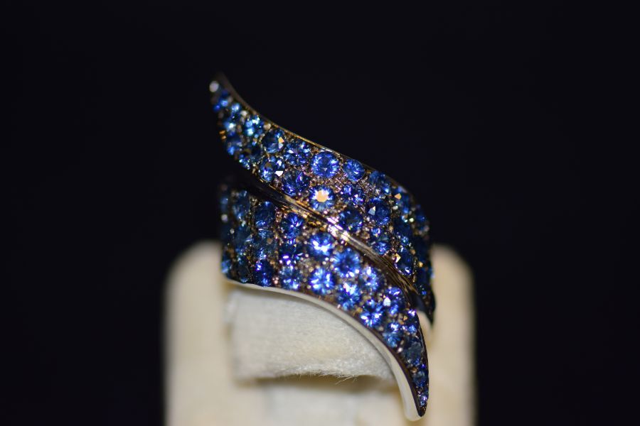 Anello con diamanti blu