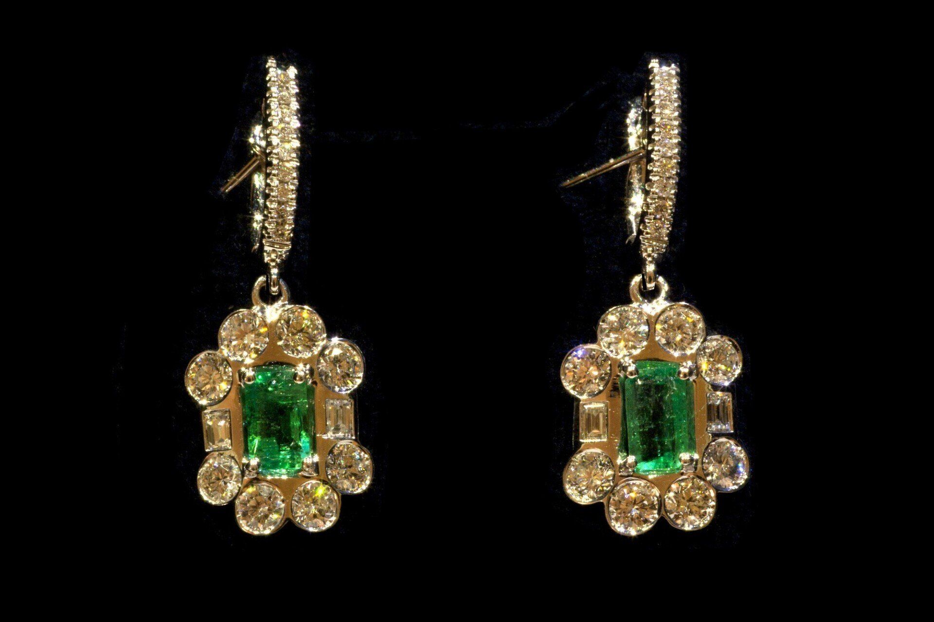 Orecchini in oro con smeraldi e diamanti su sfondo nero Bruna Guglielmi Genova