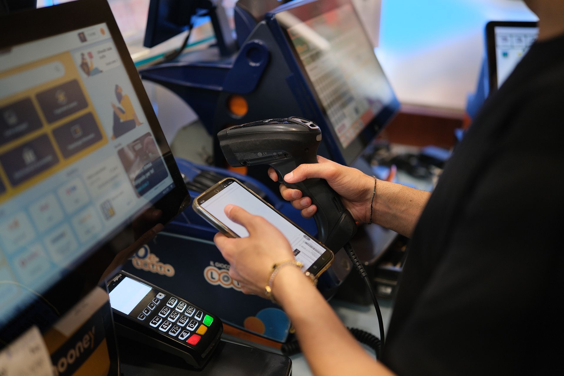 Persona che fa ricarica al telefono