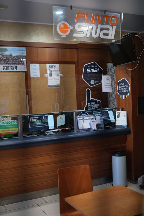 Uno sportello con la scritta 