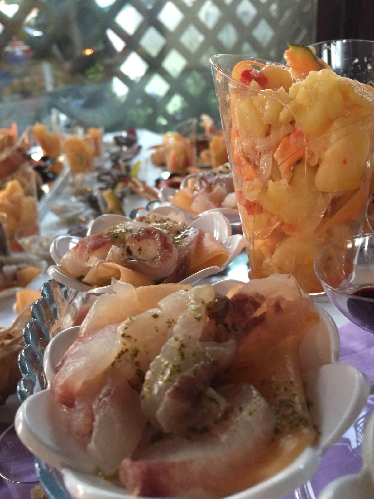 Persona che versa champagne nei bicchieri su un tavolo apparecchiato per una festa.