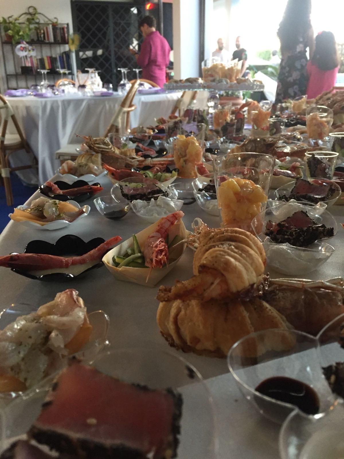 Paella di frutti di mare con gamberi, cozze e guarnizione di limone in una padella grande.