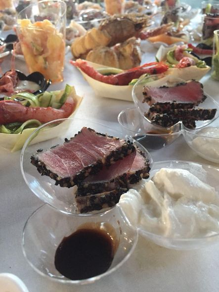 Primo piano di tapas su un bancone, guarnite con formaggio, carne e guarnizioni.