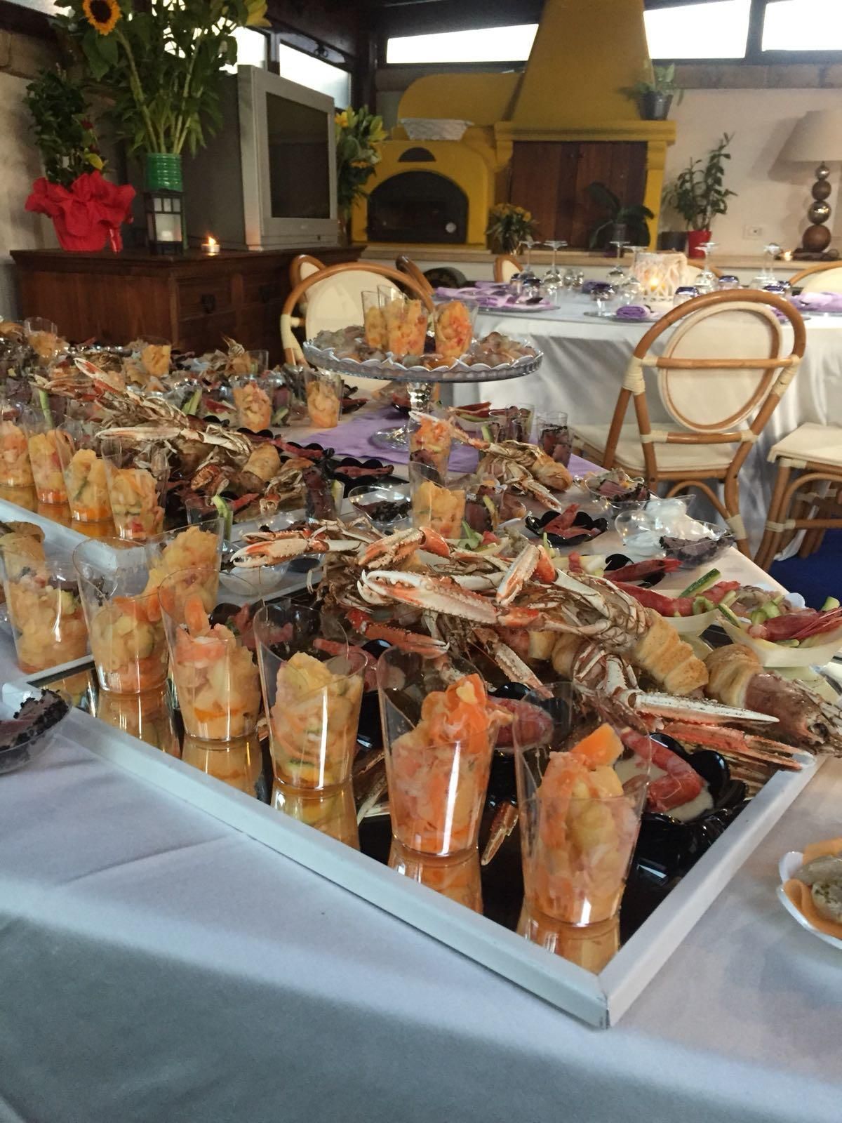 Persona che versa champagne nei bicchieri su un tavolo apparecchiato per una festa.