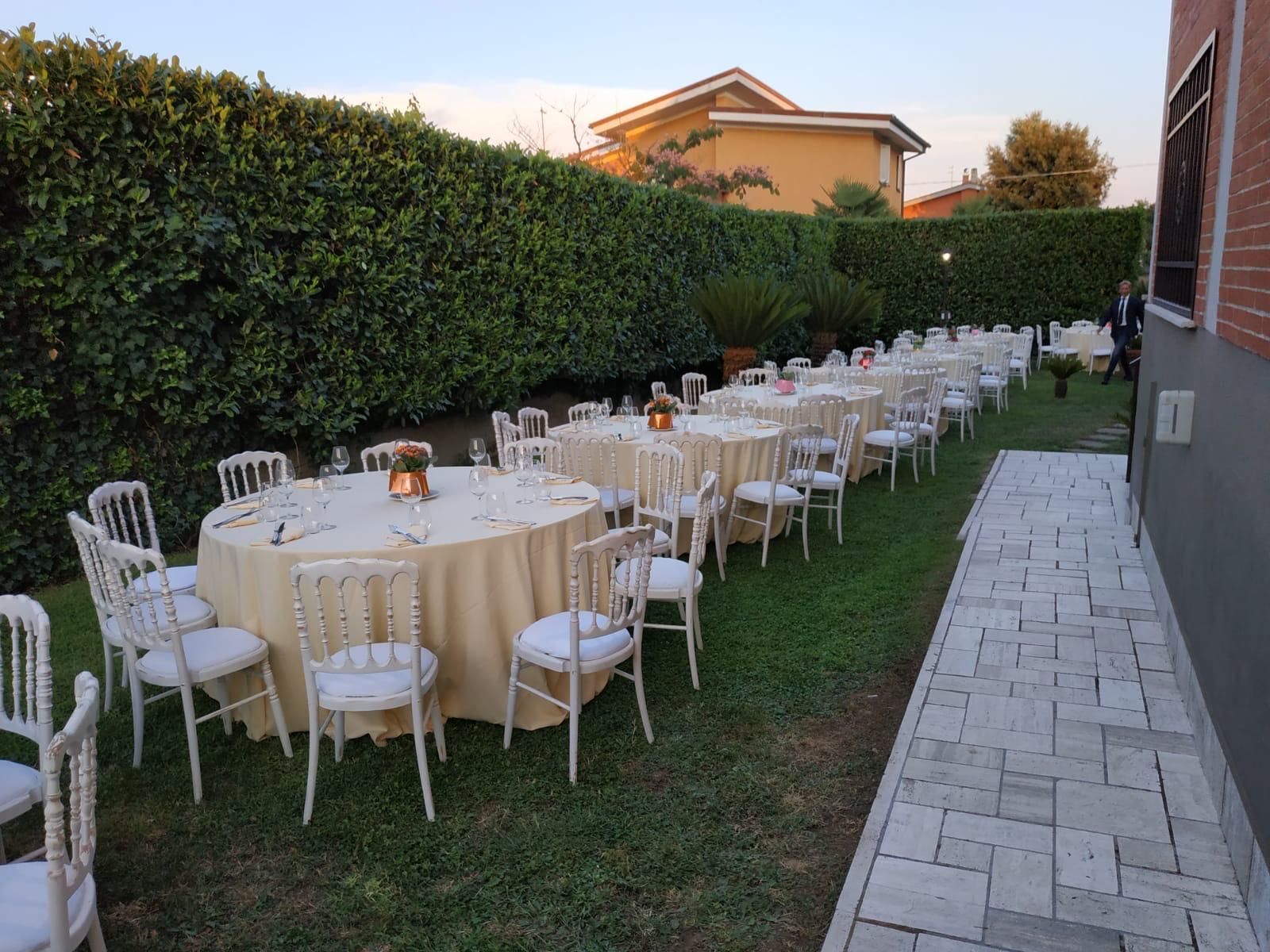 Macchina per caffè espresso che eroga il caffè in una tazza bianca; la mano del barista è lì vicino.