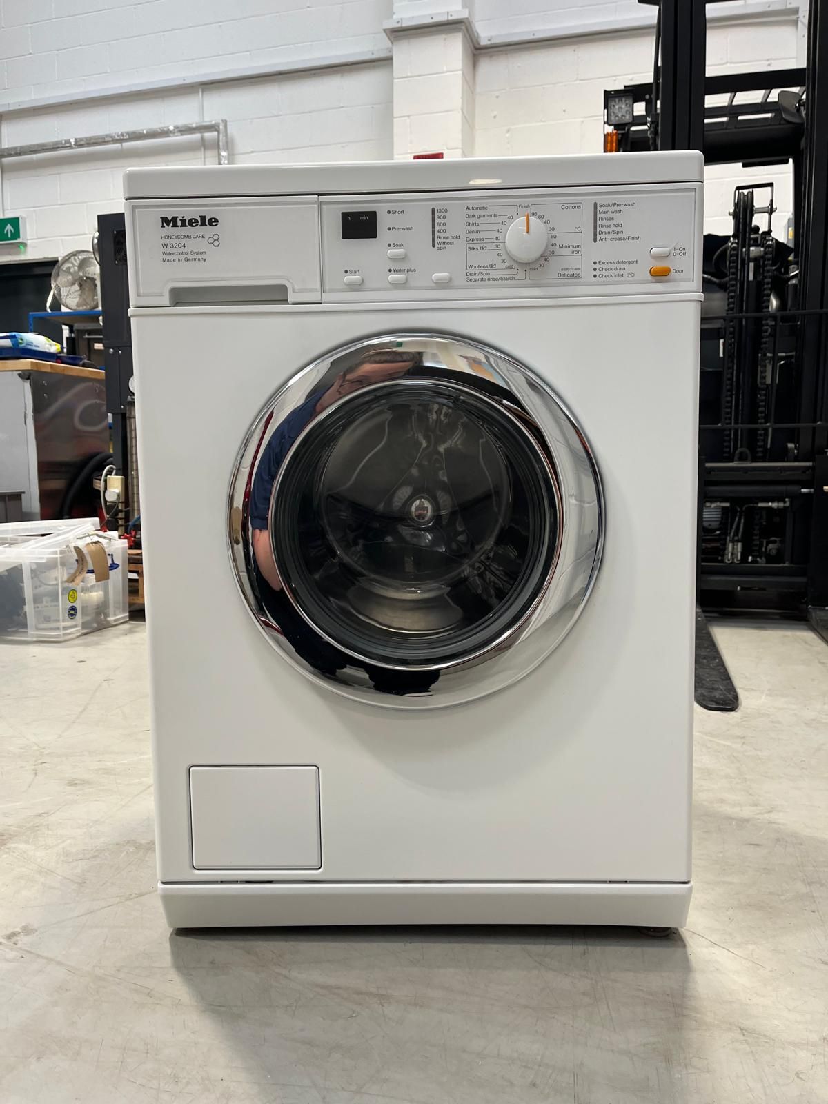 Refurbished Miele W3204 6kg 1300rpm Washing Machine £265!