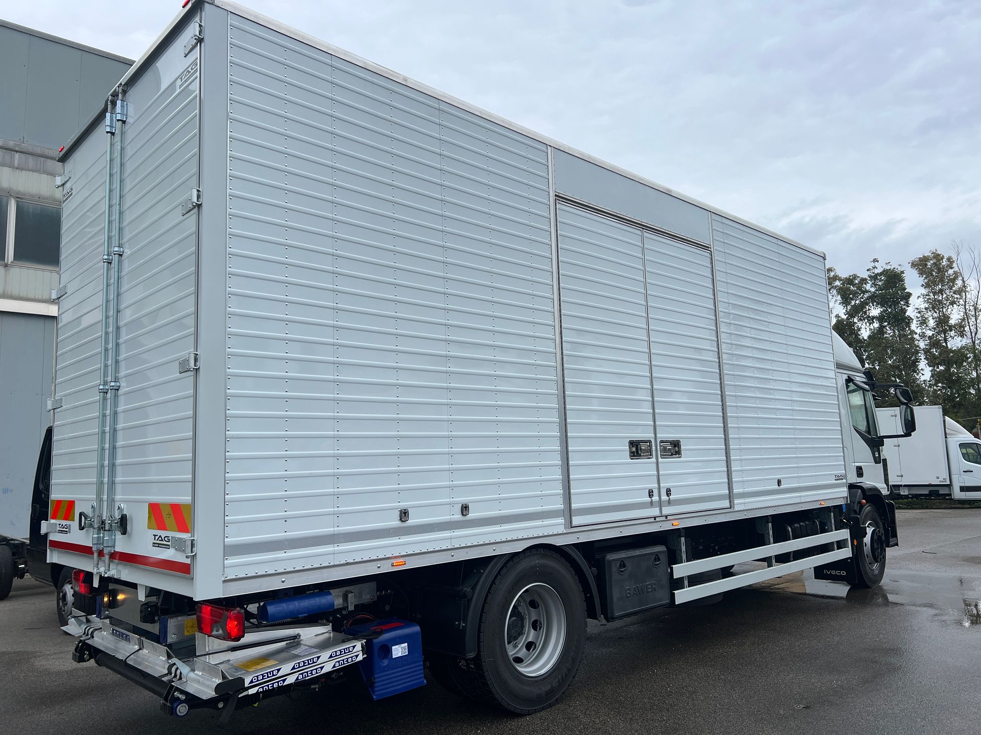 furgone con sponda idraulica