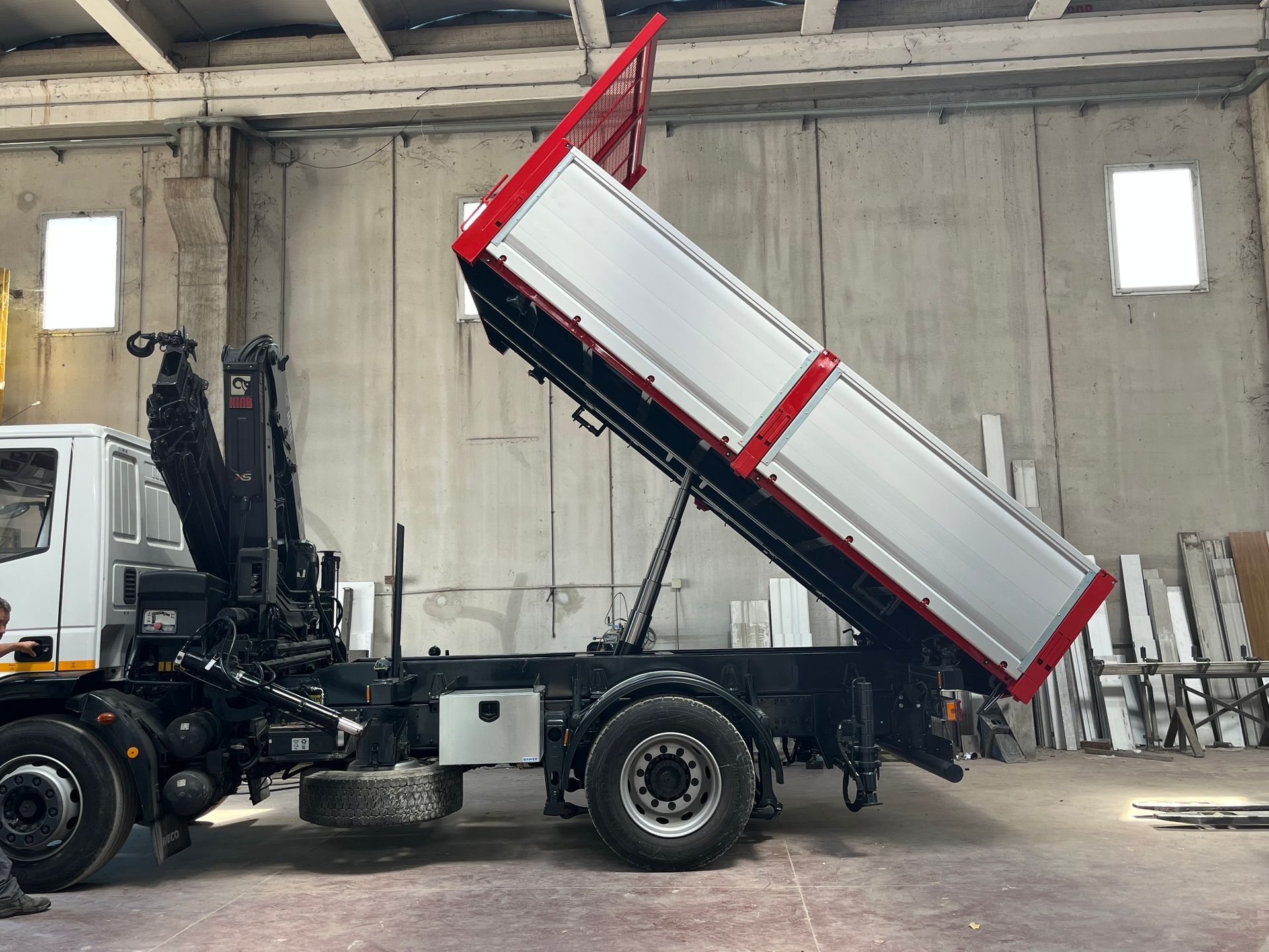 cassone ribaltabile con gru