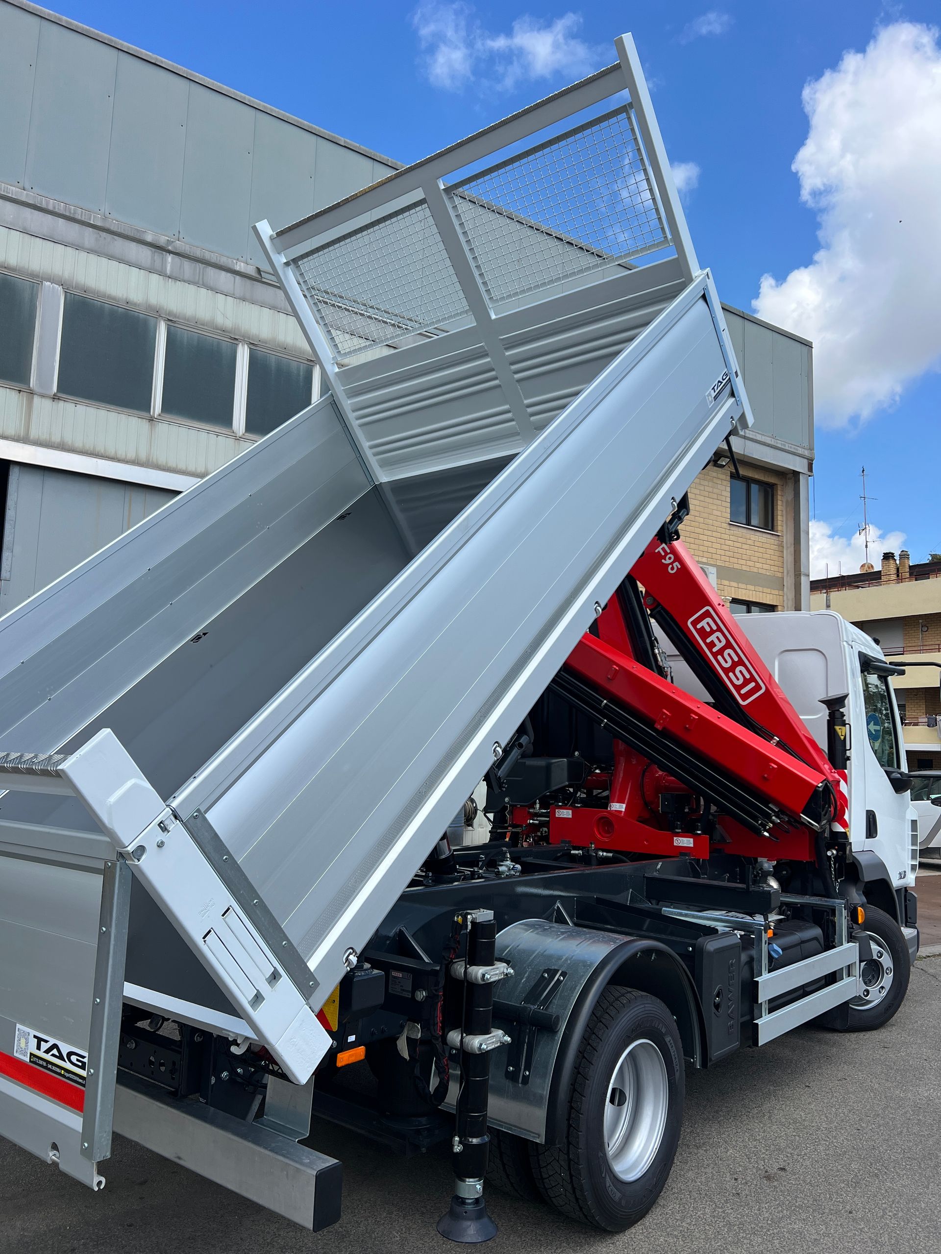 cassone ribaltabile con gru
