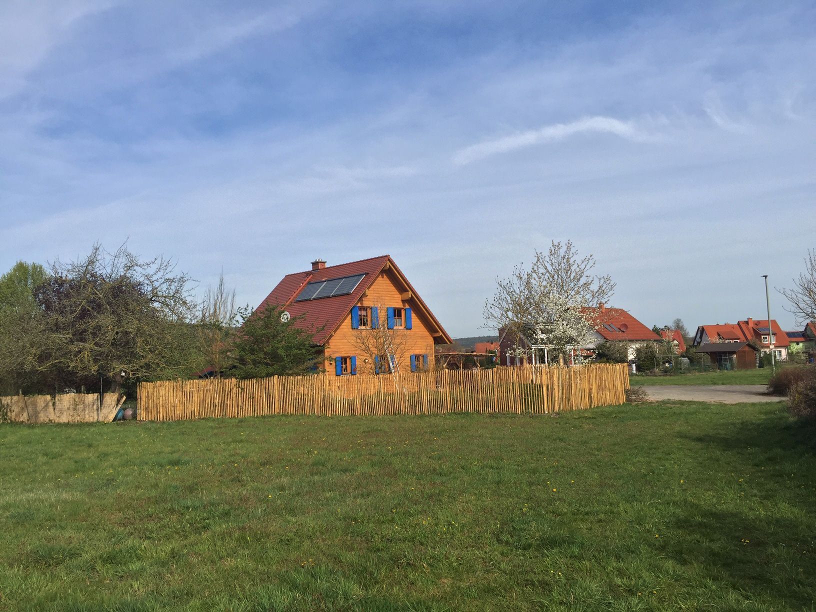 Tinyhouse Bamberg, Gesamtansicht mit Gartenzaun TINYHOUSE EMMA