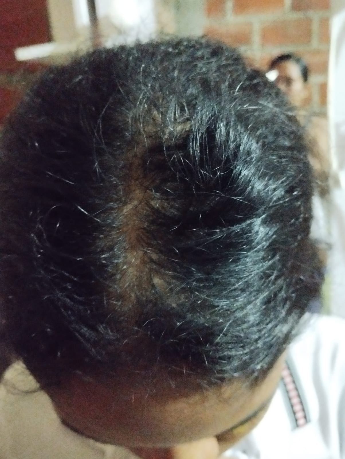 Vista aérea en primer plano de la textura del cabello oscuro, rizado y muy enroscado.