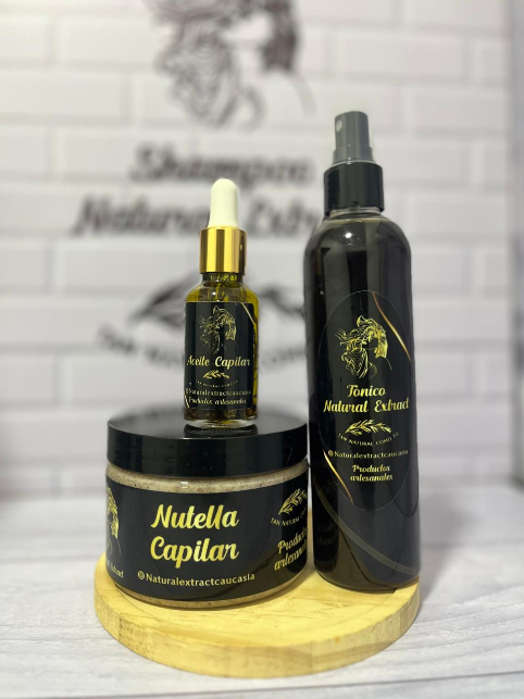 Tres botellas de productos para el cuidado del cabello de las marcas