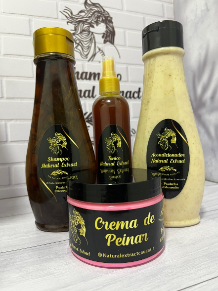 Cuatro productos para el cuidado del cabello con extractos naturales, que incluyen champú, acondicionador, un pulverizador y un tarro de crema para peinar.