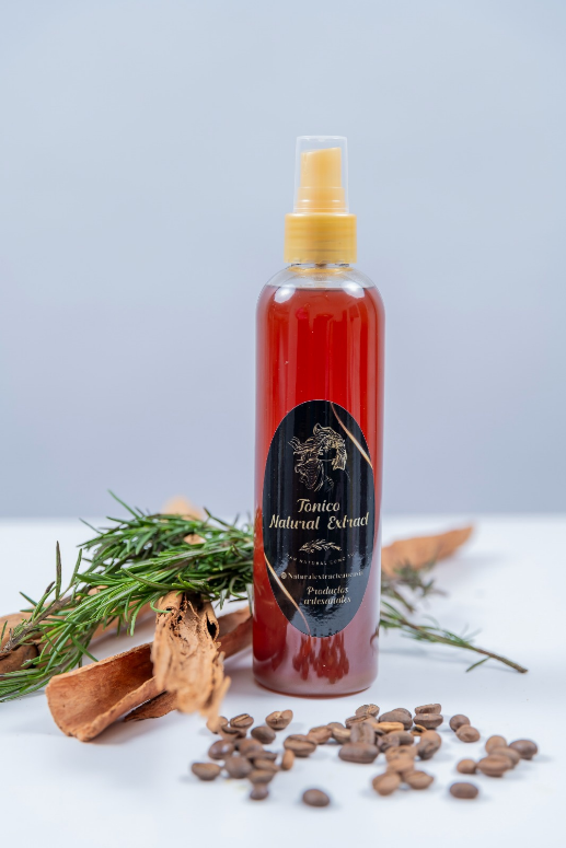 Un frasco pulverizador de extracto de Roots Aromas rodeado de ramitas de romero, palitos de canela y granos de café esparcidos.