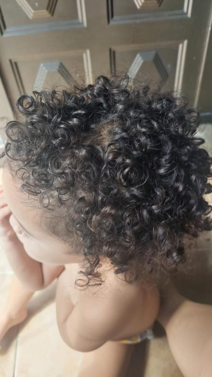 Vista aérea en primer plano de la textura del cabello oscuro, rizado y muy enroscado.