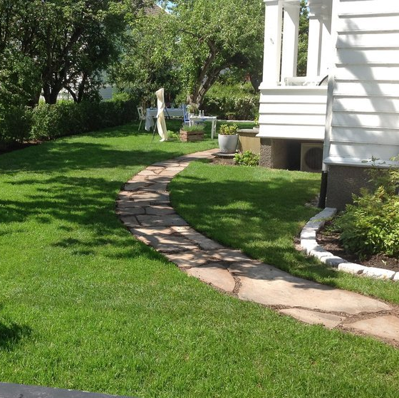 Bilde av flott hage med steinvei