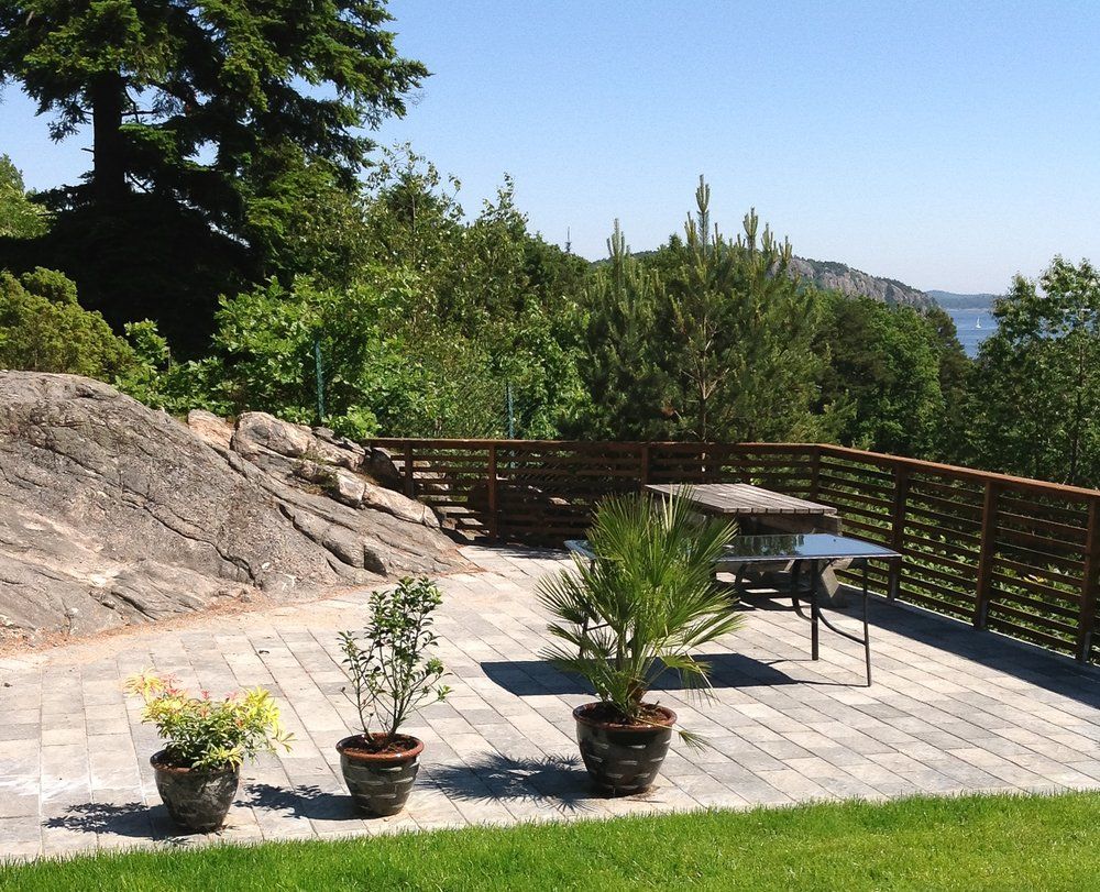 Bilde av rekkverk med god utsikt fra hage