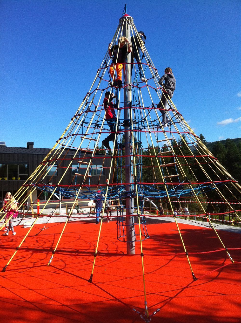 lekeplass med klatrenett - Vågen & Hansen