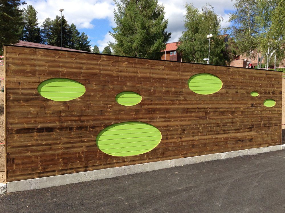 vegg på lekeplass - Vågen & Hansen
