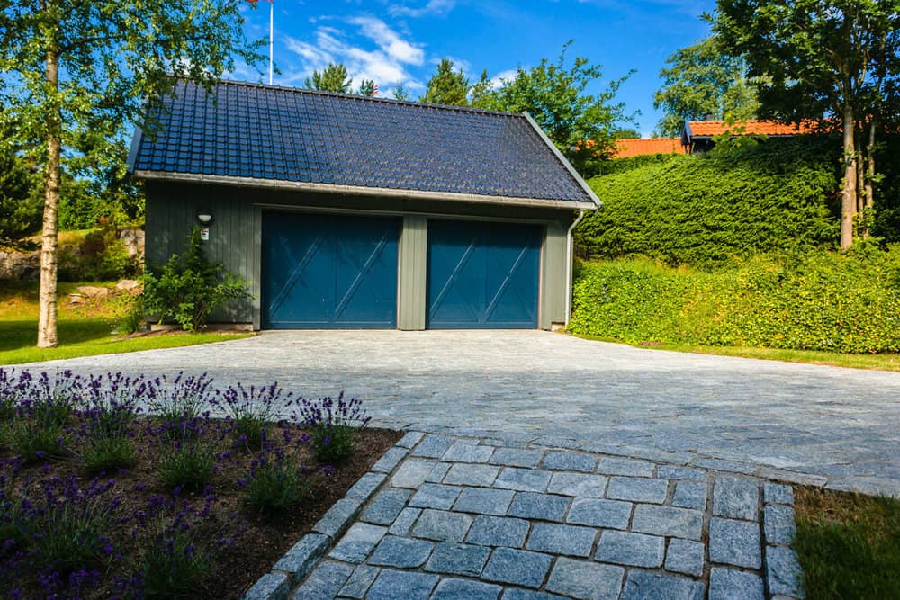 uteområde med garasje - Vågen & Hansen