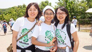 Volunteers wearing 2016 Chubu Walkathon T-shirts